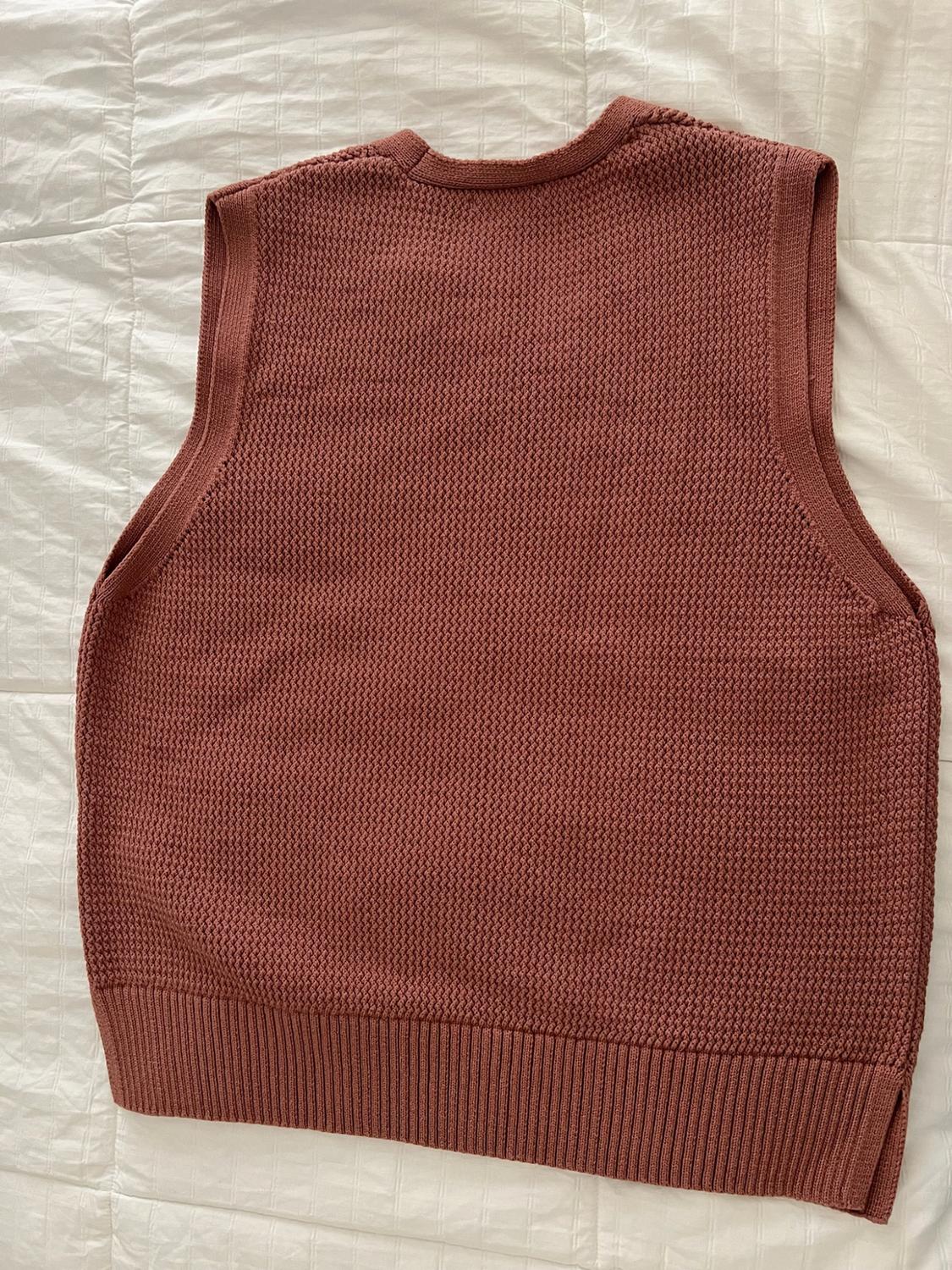 Knit vest in a cotton blend. Sleeveless with V-neckline. Rib trim. - Image 2