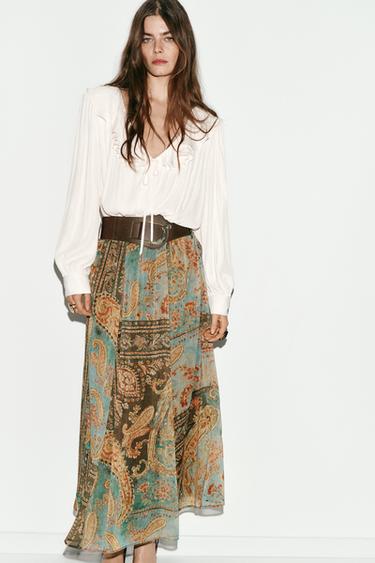 BLUSA SATINADA VOLANTES HOMBRERAS - Crudo de Zara