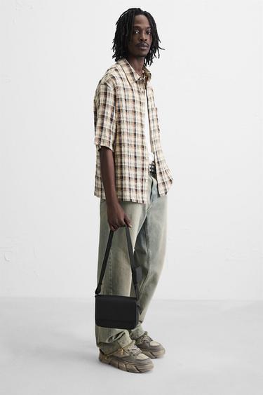 SAC BANDOULIÈRE TEXTURÉ EFFET GOMME - Noir de Zara - Image 1