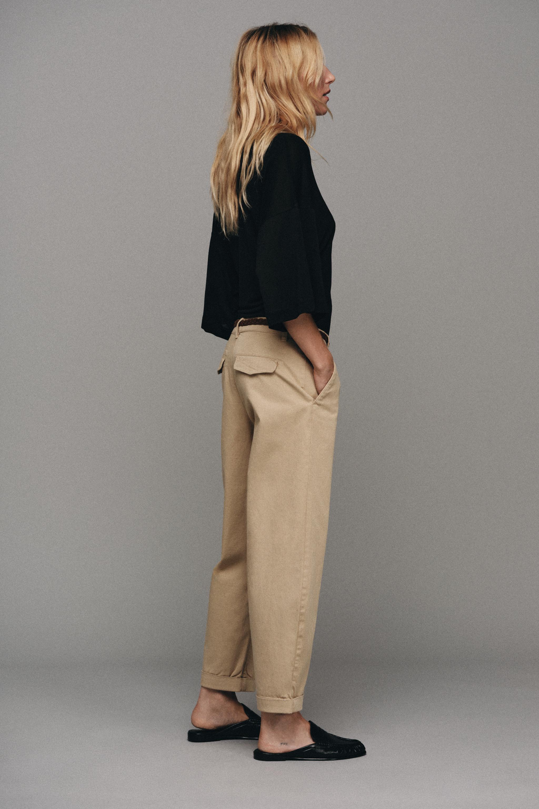 PANTALON CHINO AVEC CEINTURE TRESSÉE