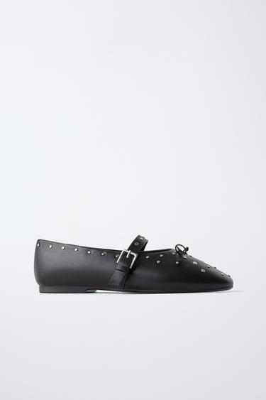 SAPATILHA COM TACHAS - Preto da Zara
