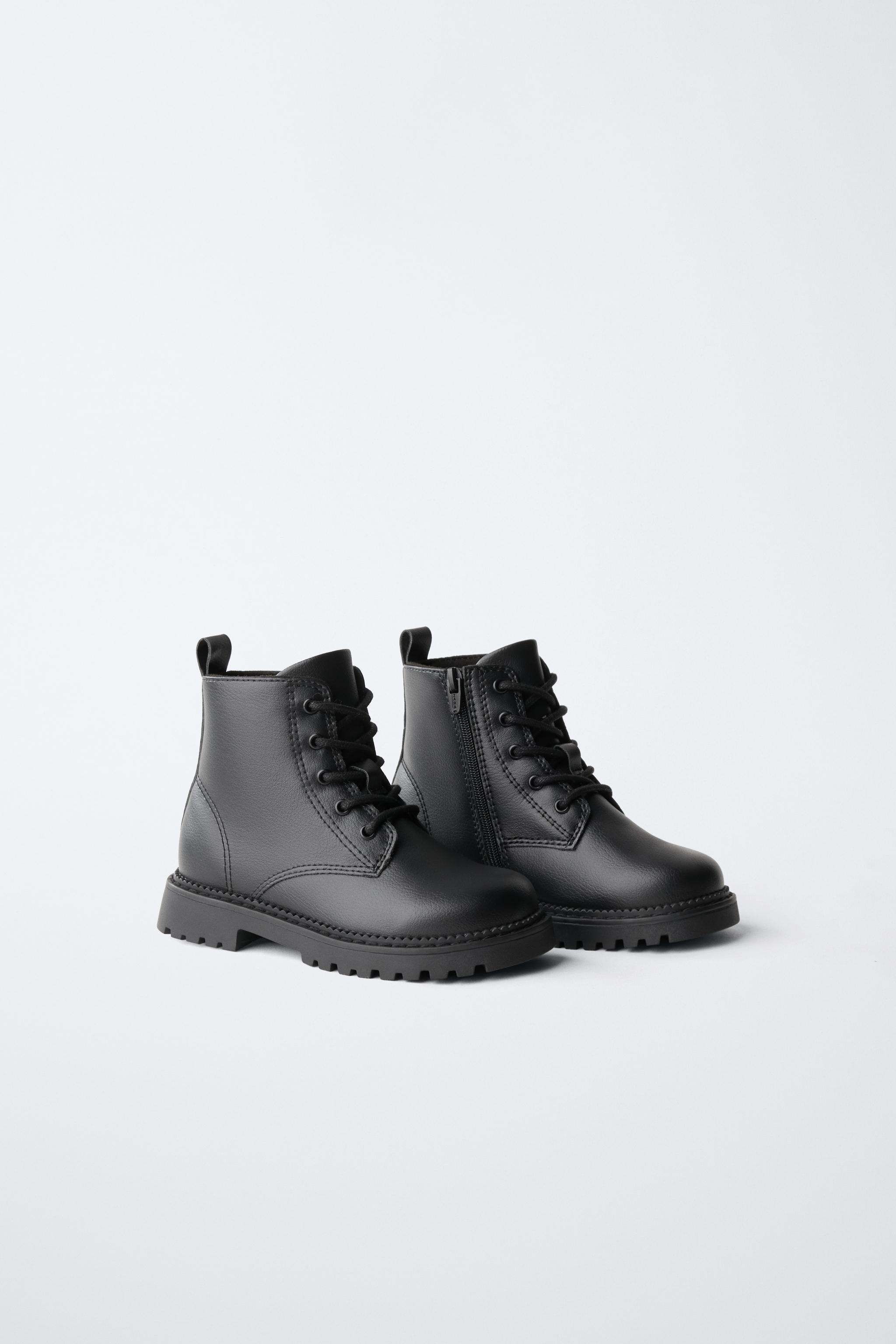 BOTTINES À LACETS