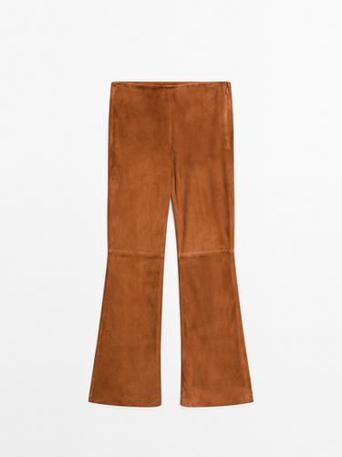 Pantalón flare fit piel ante - Visón oscuro de Zara