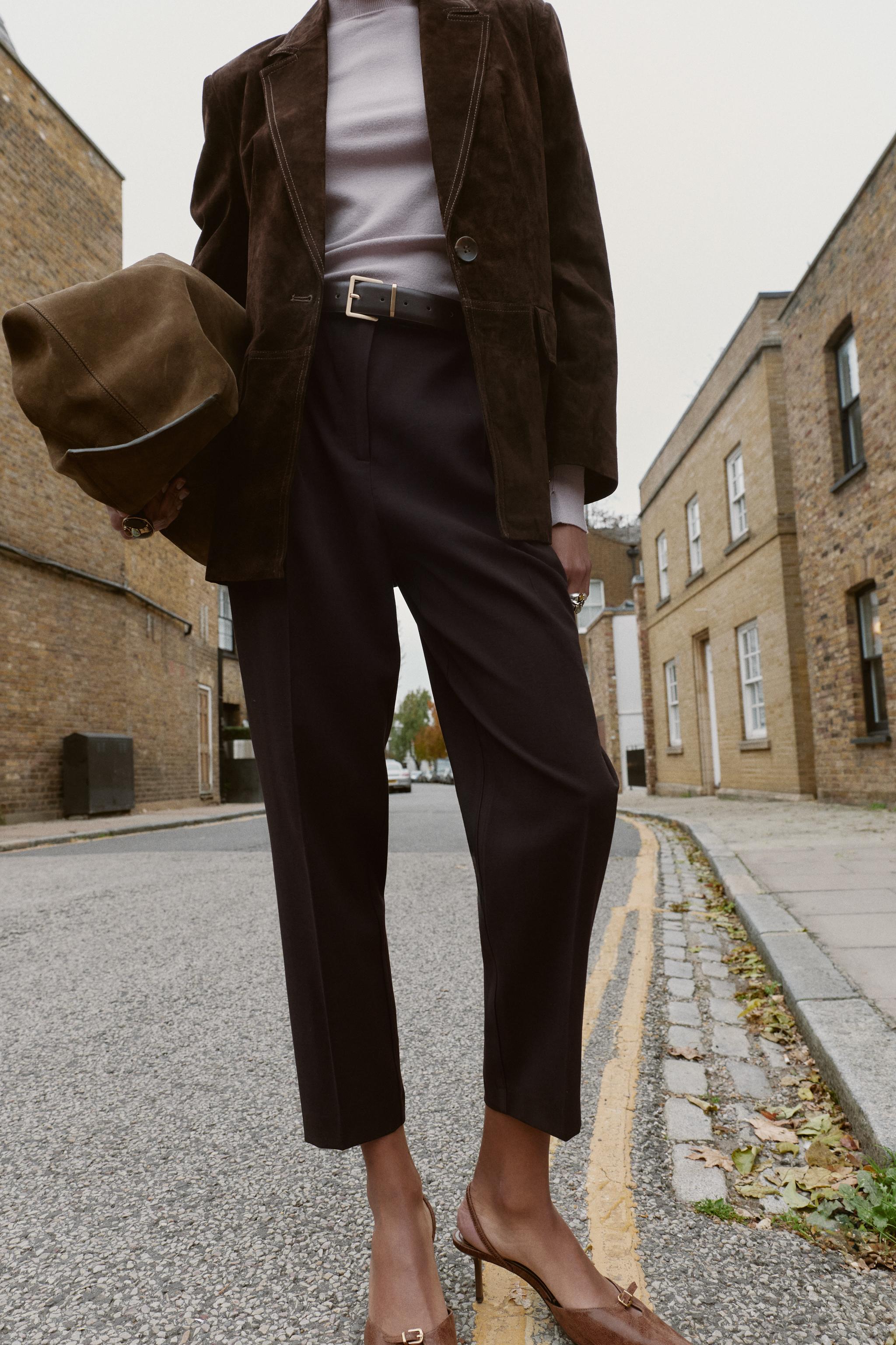 PANTALON À PINCES ET CEINTURE