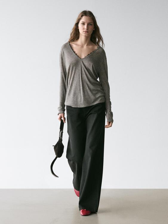 V-neck T-shirt with lace detail