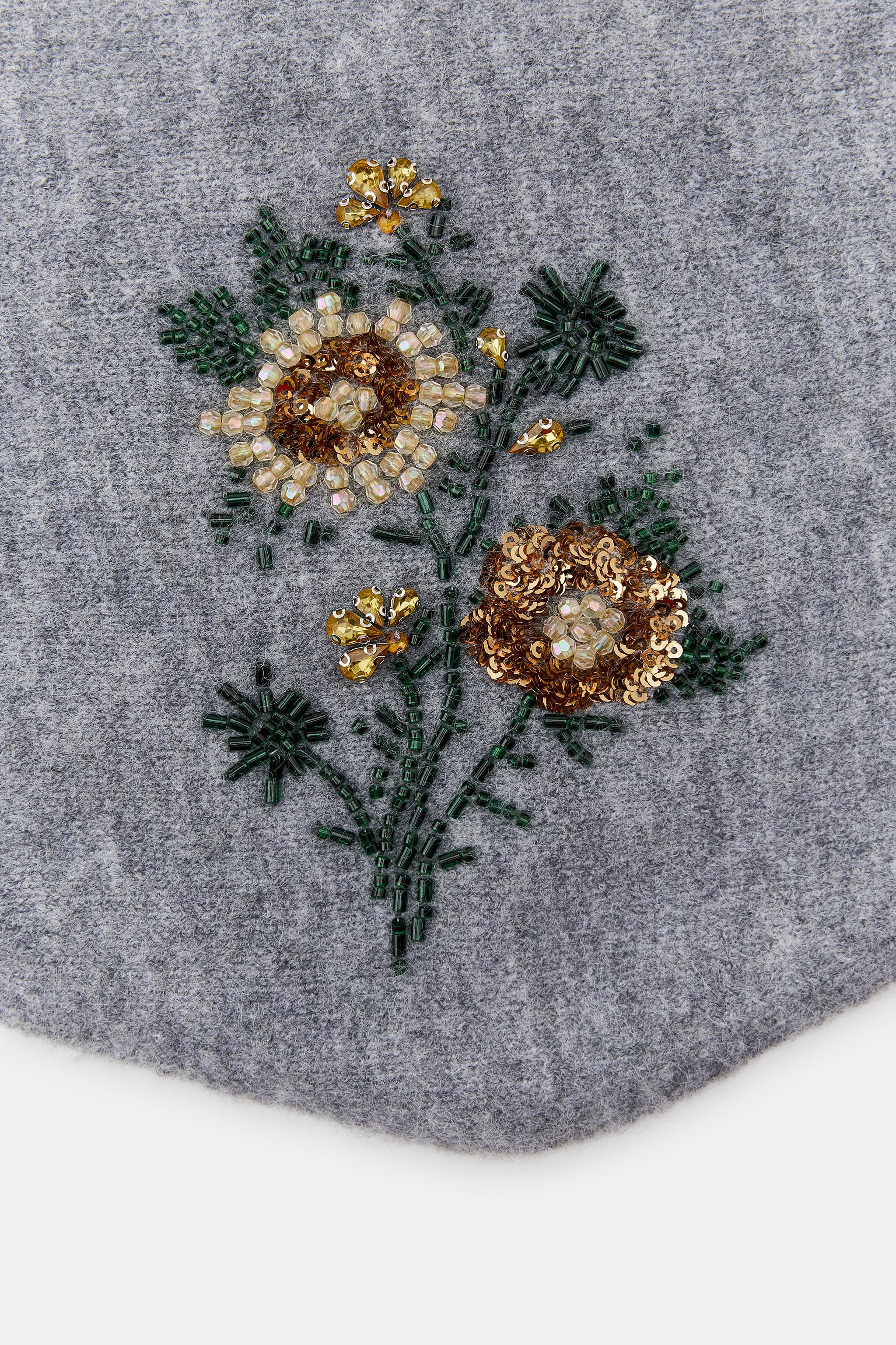 BANDANA EN MAILLE AVEC BRODERIES FLORALES ET FANTAISIE