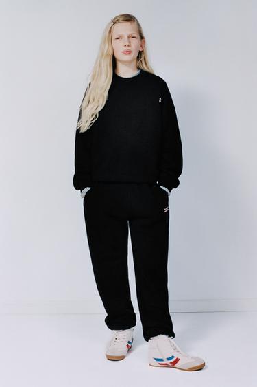 KOMPLET PULOVER IN HLAČE IZ PLIŠA Z NAPISOM - Črna od Zare