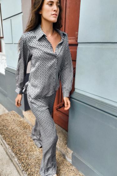РУБАШКА ИЗ САТИНА С ГЕОМЕТРИЧЕСКИМ ПРИНТОМ — ОТТЕНОК СИНЕГО от Zara — изображение 0