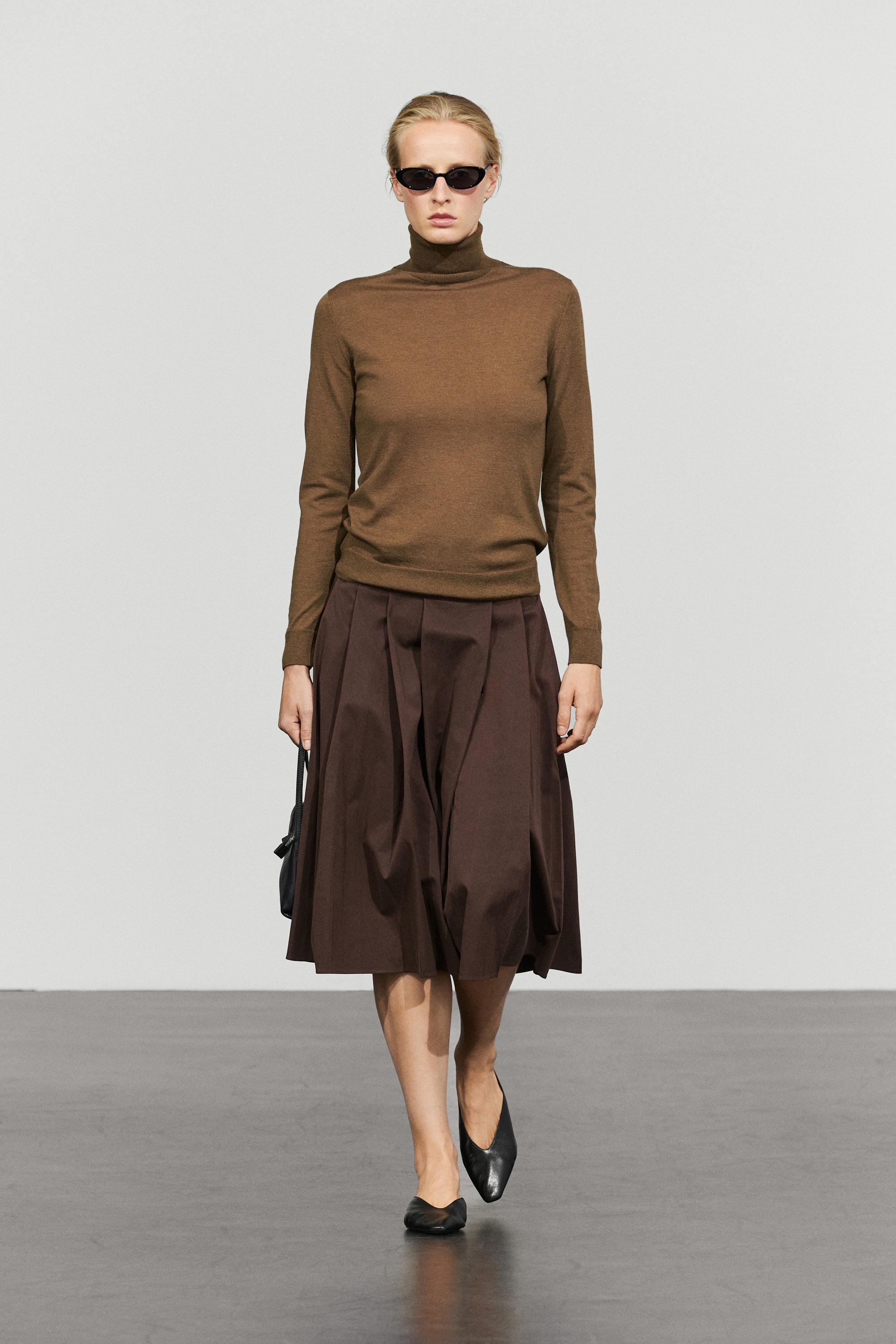 Wool-blend turtleneck knit sweater — Toffee