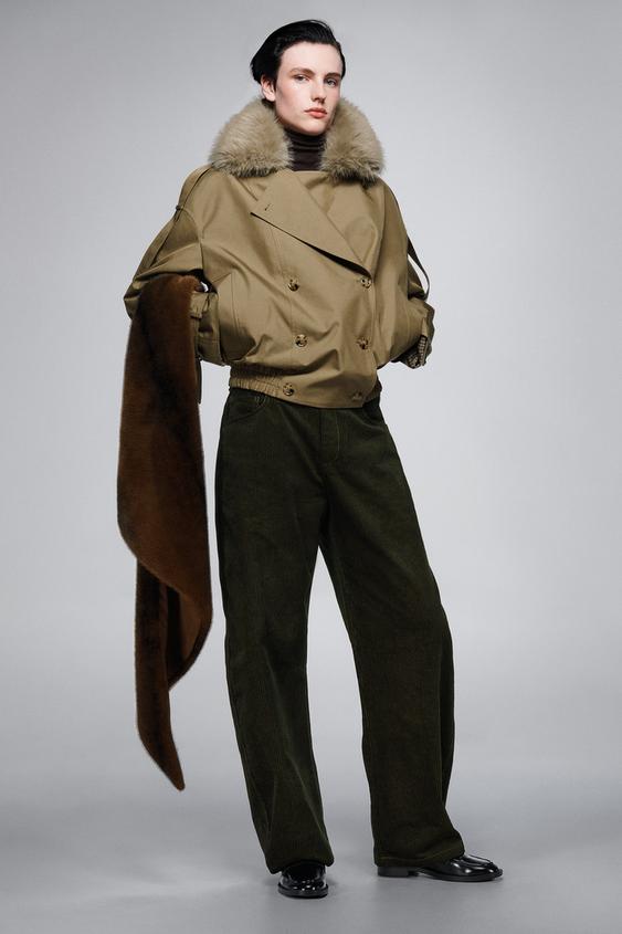 Sada khaki bundy s koeinovm lmcem, tmav zelench manestrovch kalhot a ernch bot.