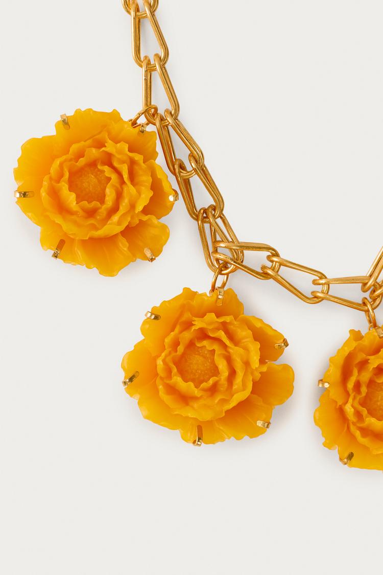 COLLAR DE FLOR DE RESINA METÁLICA MARISA BERENSON X ZARA 3