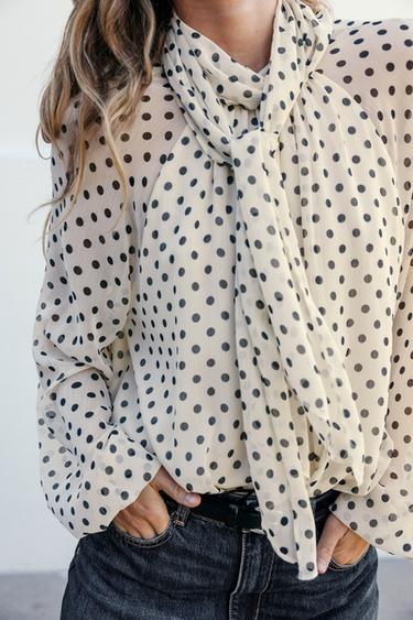BLUSA ESTAMPADA LUNARES - Crudo / Negro de Zara