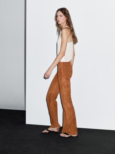Pantalón flare fit piel ante - Visón oscuro de Zara