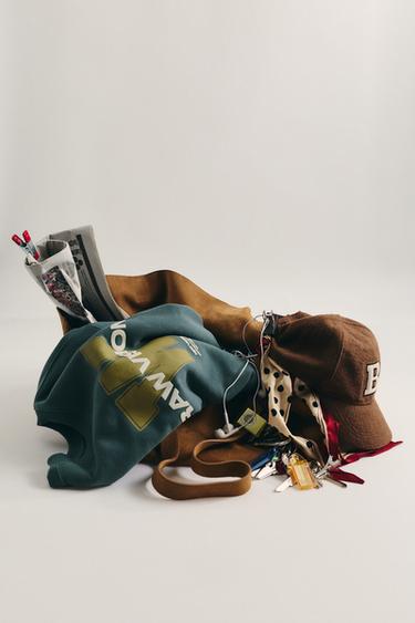 سترة برسمة كتابة - كاكي by Zara