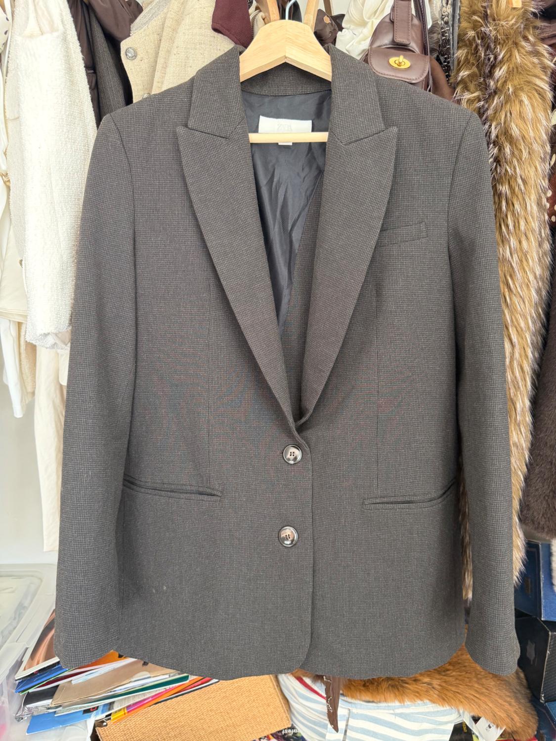 BLAZER WITH SHOULDER PADS AND BACK BUTTON DETAIL