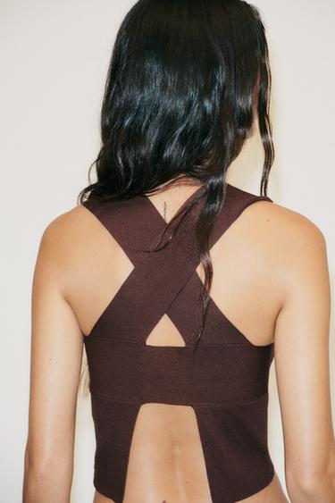 TOP PUNTO CUT OUT ESPALDA - Marrón de Zara