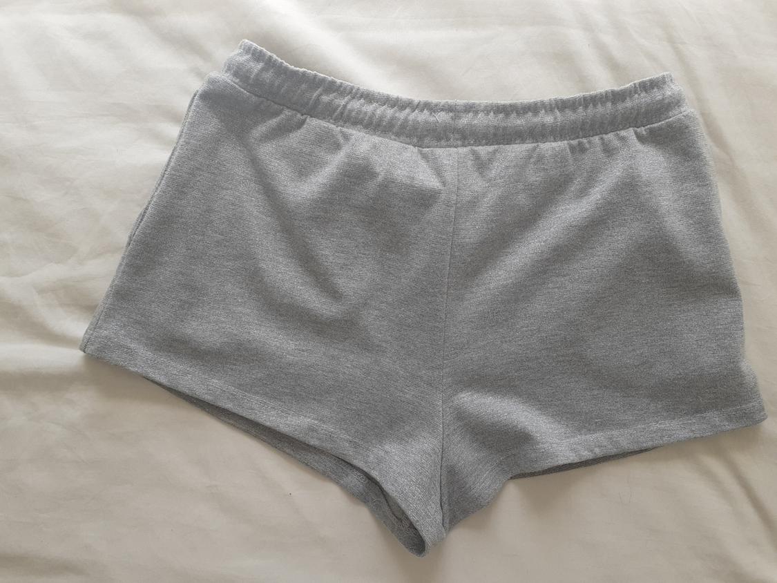 SHORT GRIS AVEC SLOGAN MÉTALLISÉE - Image 7