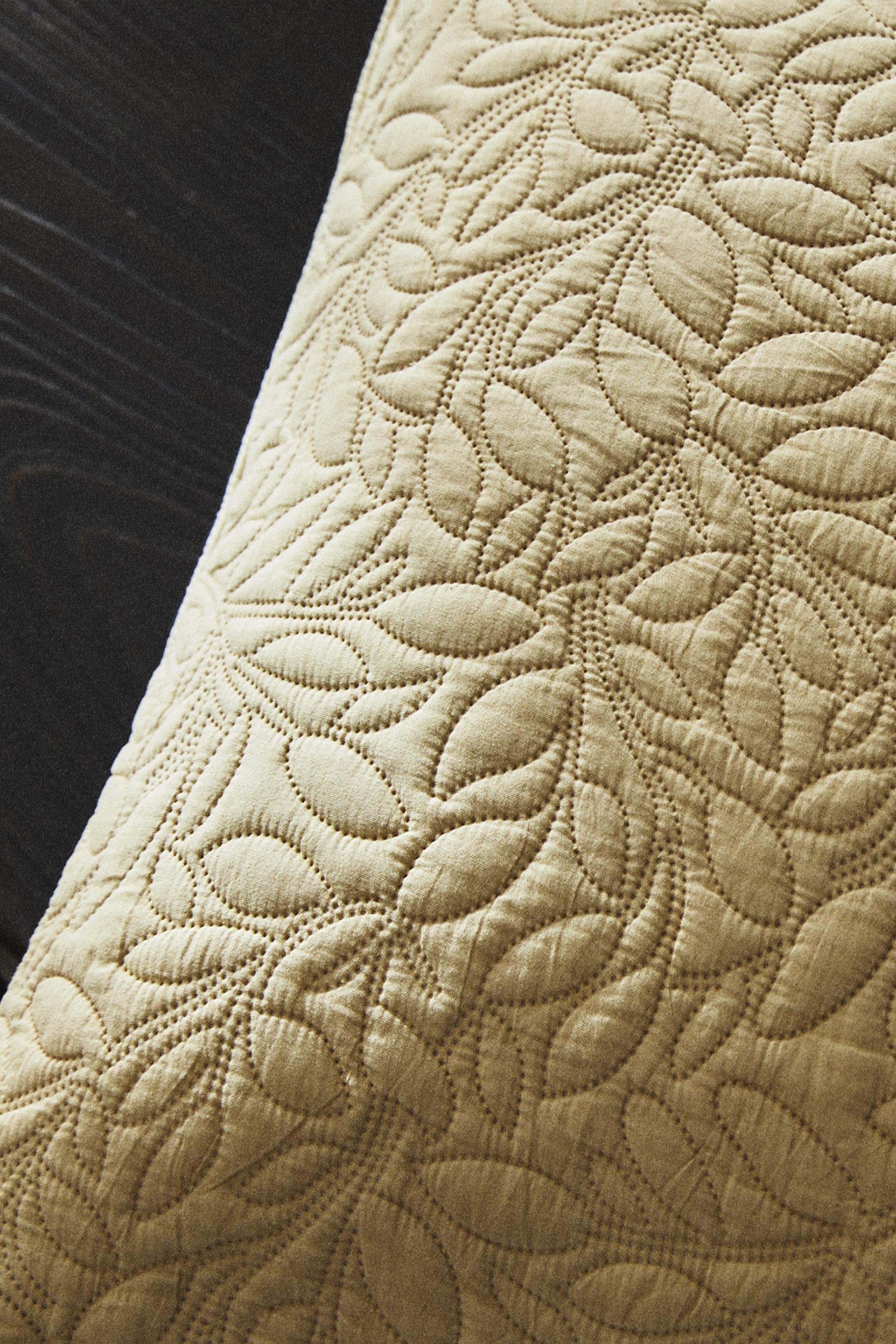 MICROFIBER PILLOW SHAM FOR QUILT WITH A LEAF DESIGN