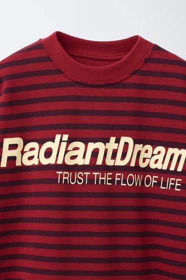 T-SHIRT À RAYURES AVEC INSCRIPTION - Rouge foncé de Zara - Image 2