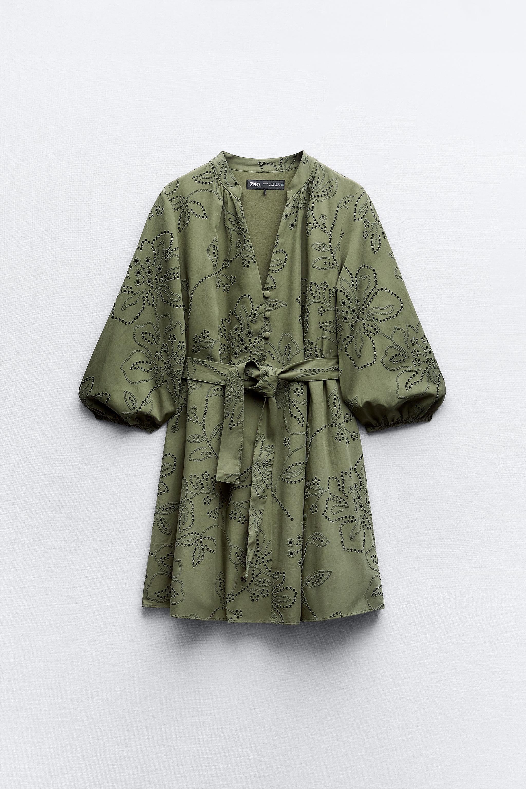 El vestido ibicenco básico de Zara con manguitas y bordados que las  influencers elevan con alpargatas