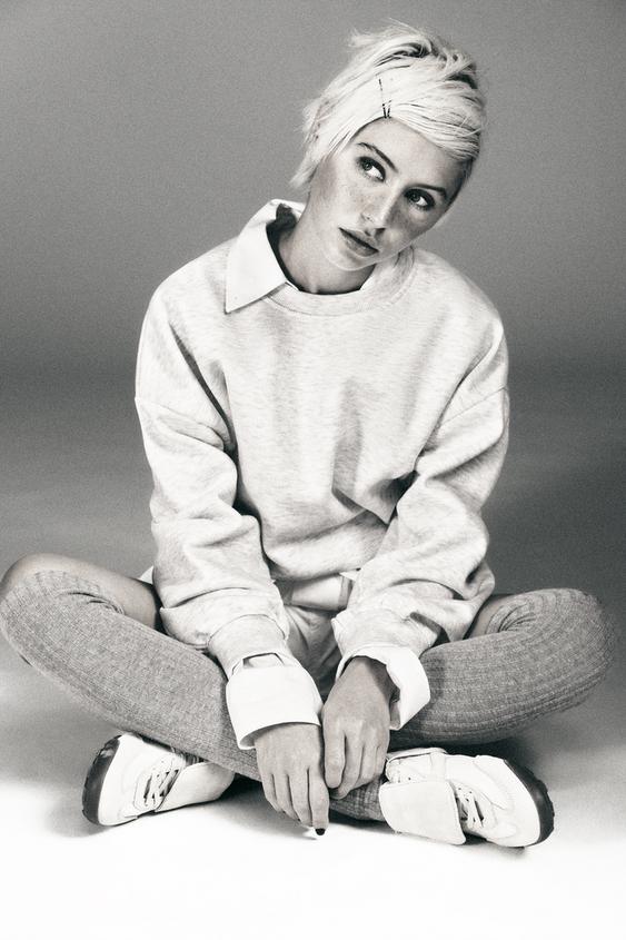 SNEAKERS WITH TONGUE DETAIL