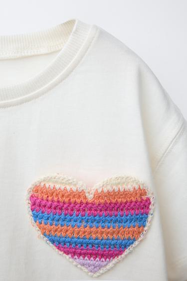T-SHIRT MIT HERZFÖRMIGER HÄKELTASCHE - Cremefarben von Zara