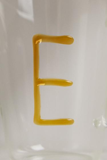 BOROSILICATE MUG WITH INITIAL E - Mustard by Zara - Image 3