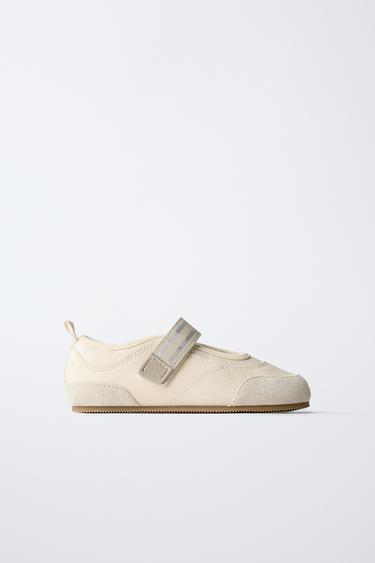 נעלי סניקרס בסגנון בלרינה - לבן של Zara