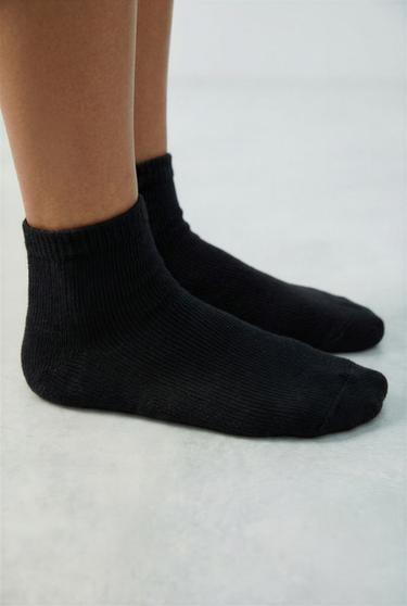 PACK CUATRO CALCETINES CORTOS LISOS - Gris de Zara