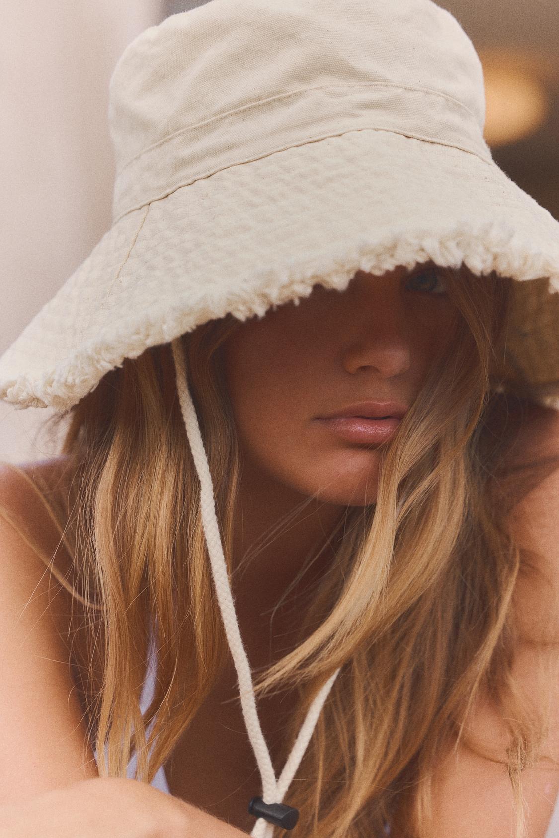 FRAYED BUCKET HAT