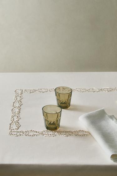 مفرش مائدة ساتان بتطريز نباتي - خَام الخاص بـ Zara