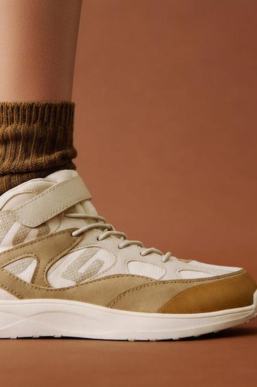 BASKETS MONTANTES EN CONTRASTE - Marron sable de Zara - Image 1