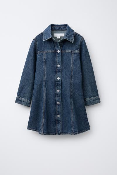 Frontansicht eines blauen Jeanskleids mit Hemdkragen, langen Ärmeln und Druckknopfleiste vorne. Detail mit Einsätzen.