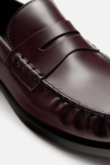 ELEGANTE MOKASSINS MIT ZIERRINGEL - Bordeauxrot von Zara