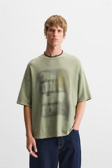 CAMISETA PUNTO ESTAMPADO SPRAY - Verde gris de Zara