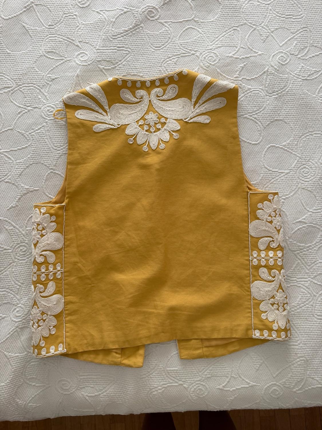 WAISTCOAT WITH CONTRAST EMBROIDERY - Image 4