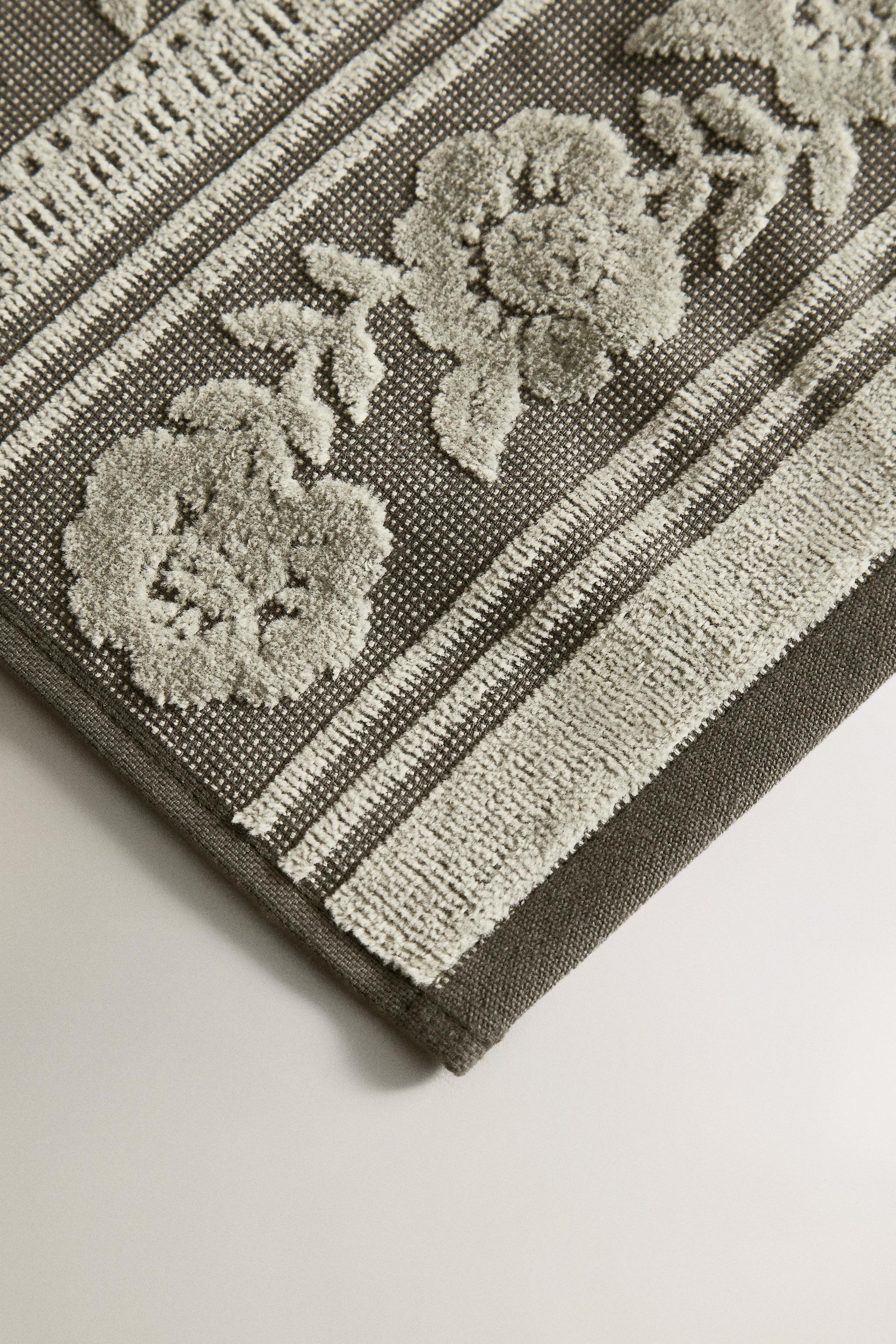VELOUR JACQUARD BATH TOWEL