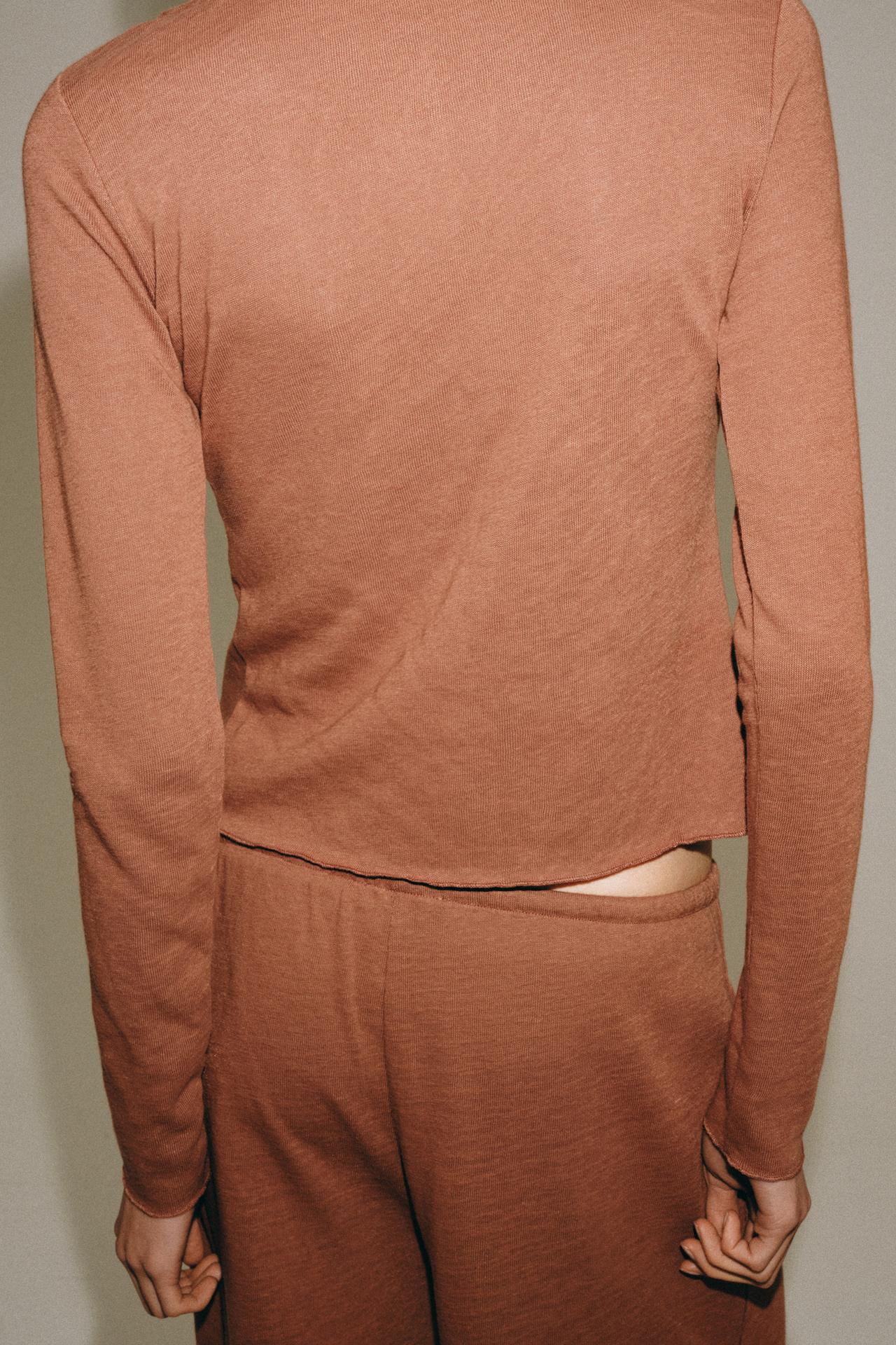 RUSTIC BUTTON-UP T-SHIRT — Dark russet