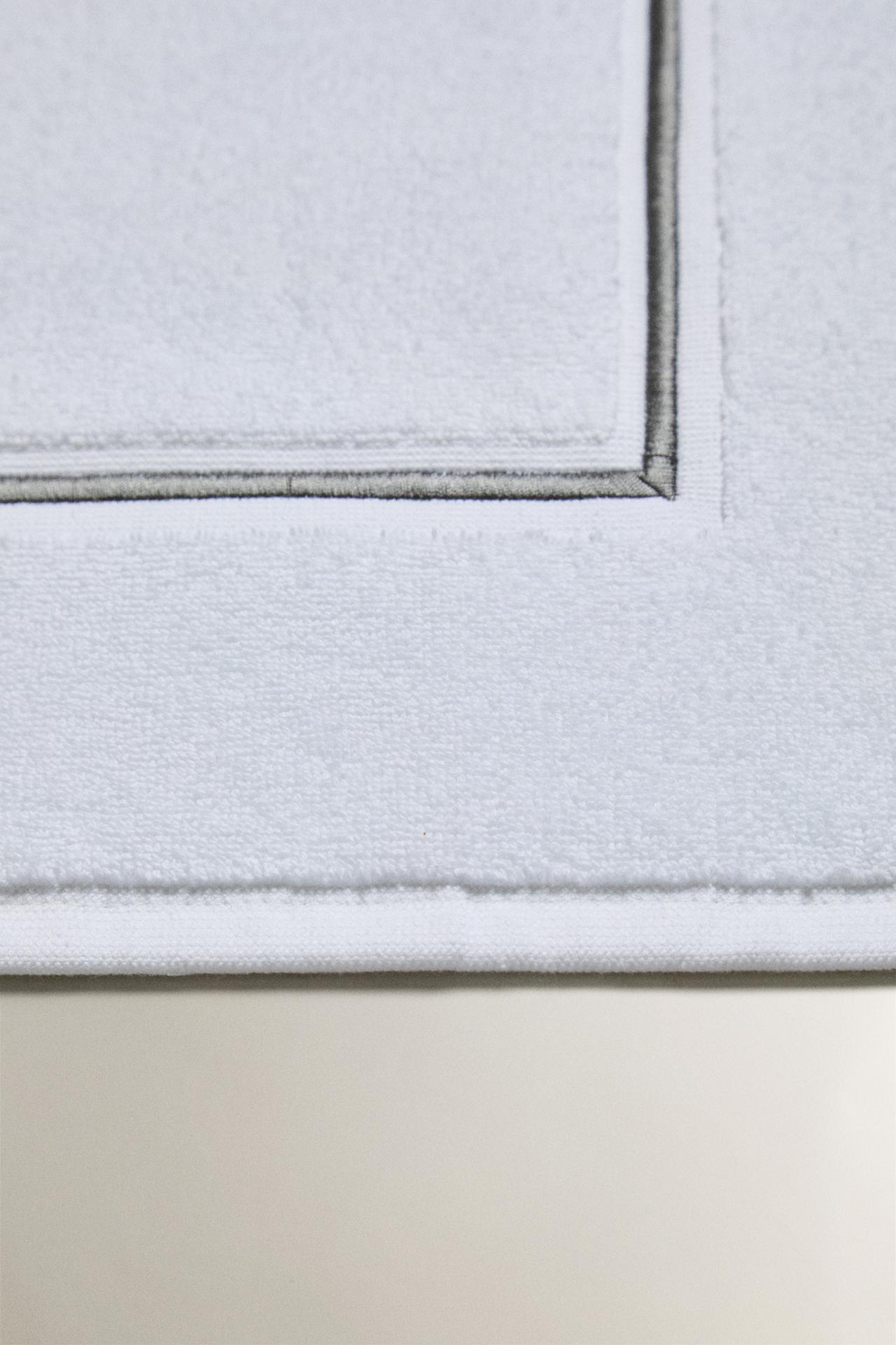 SCALLOPED BATH MAT — Anthracite grey