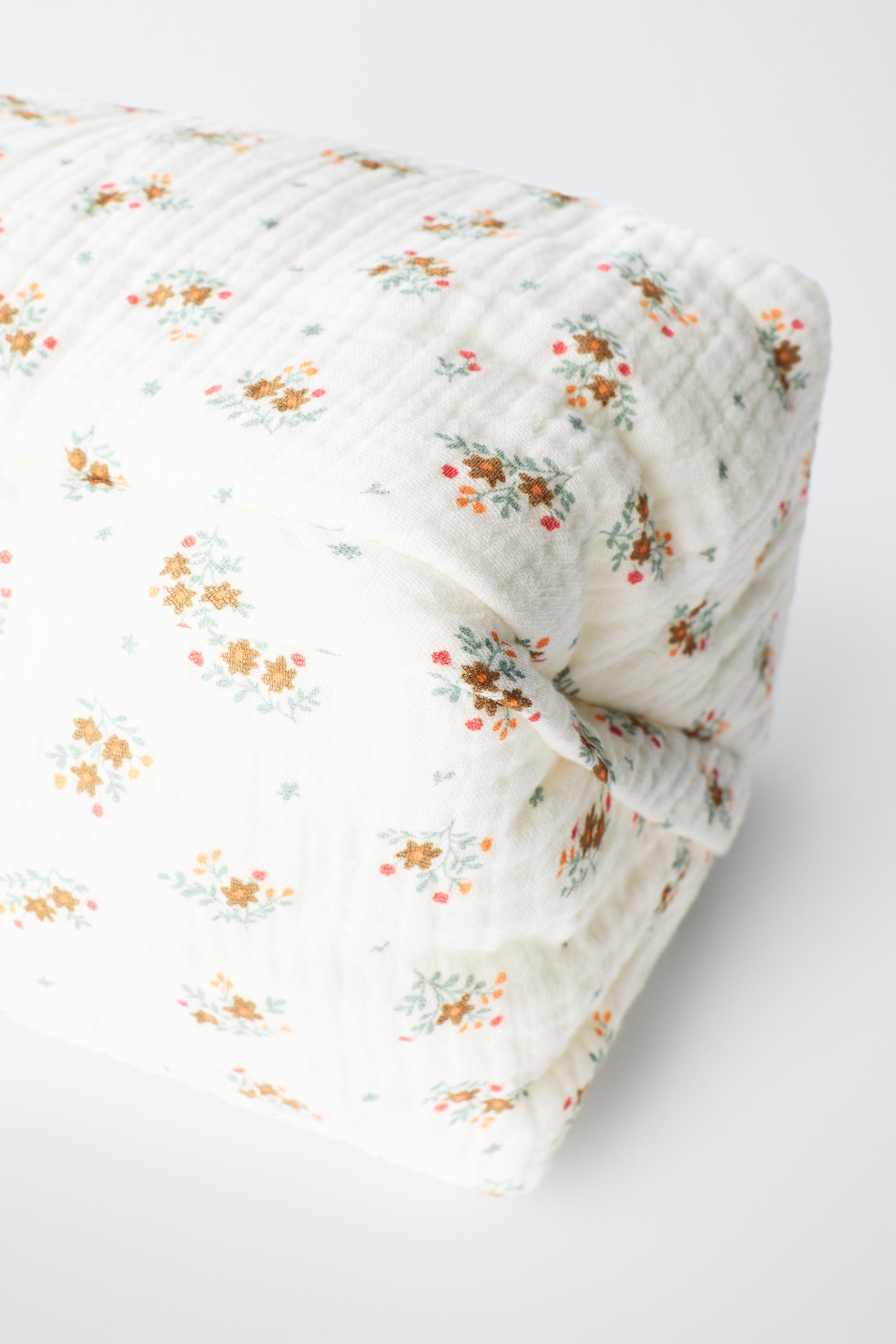 TEXTURED FLORAL PRINT TOILETRY BAG