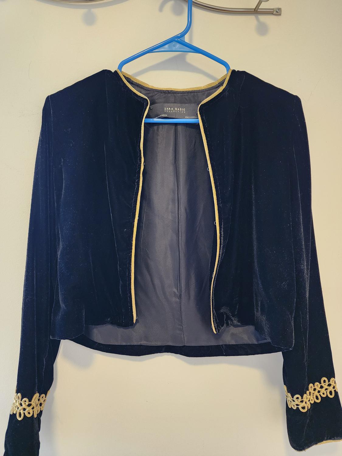BLACK CROPPED VELVET JACKET WITH GOLD DETAILS - Image 4