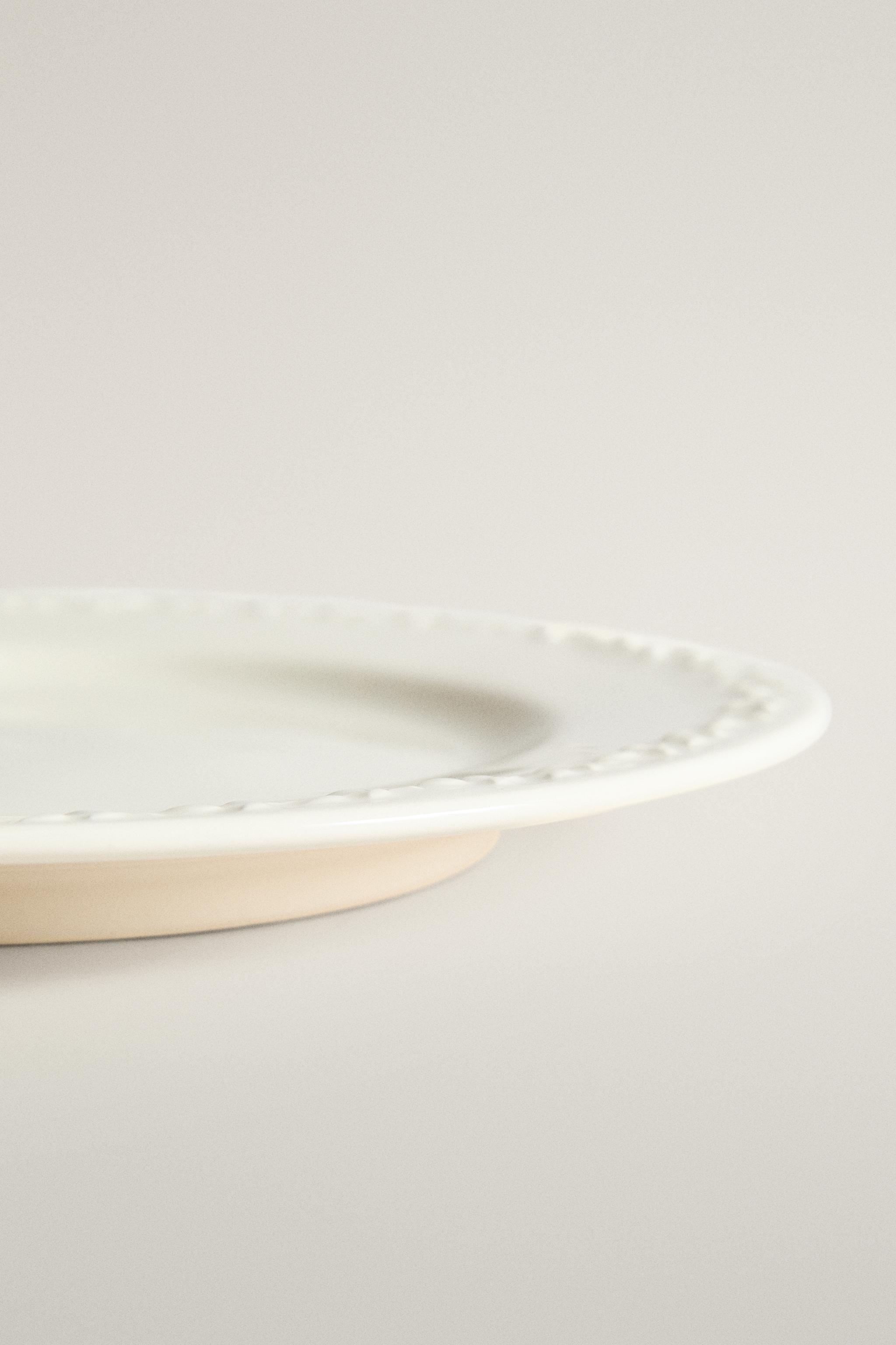 ASSIETTE À DESSERT EN FAÏENCE BORDE RELIEF