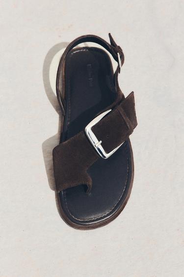 Sandalia plana hebilla - Marrón de Zara