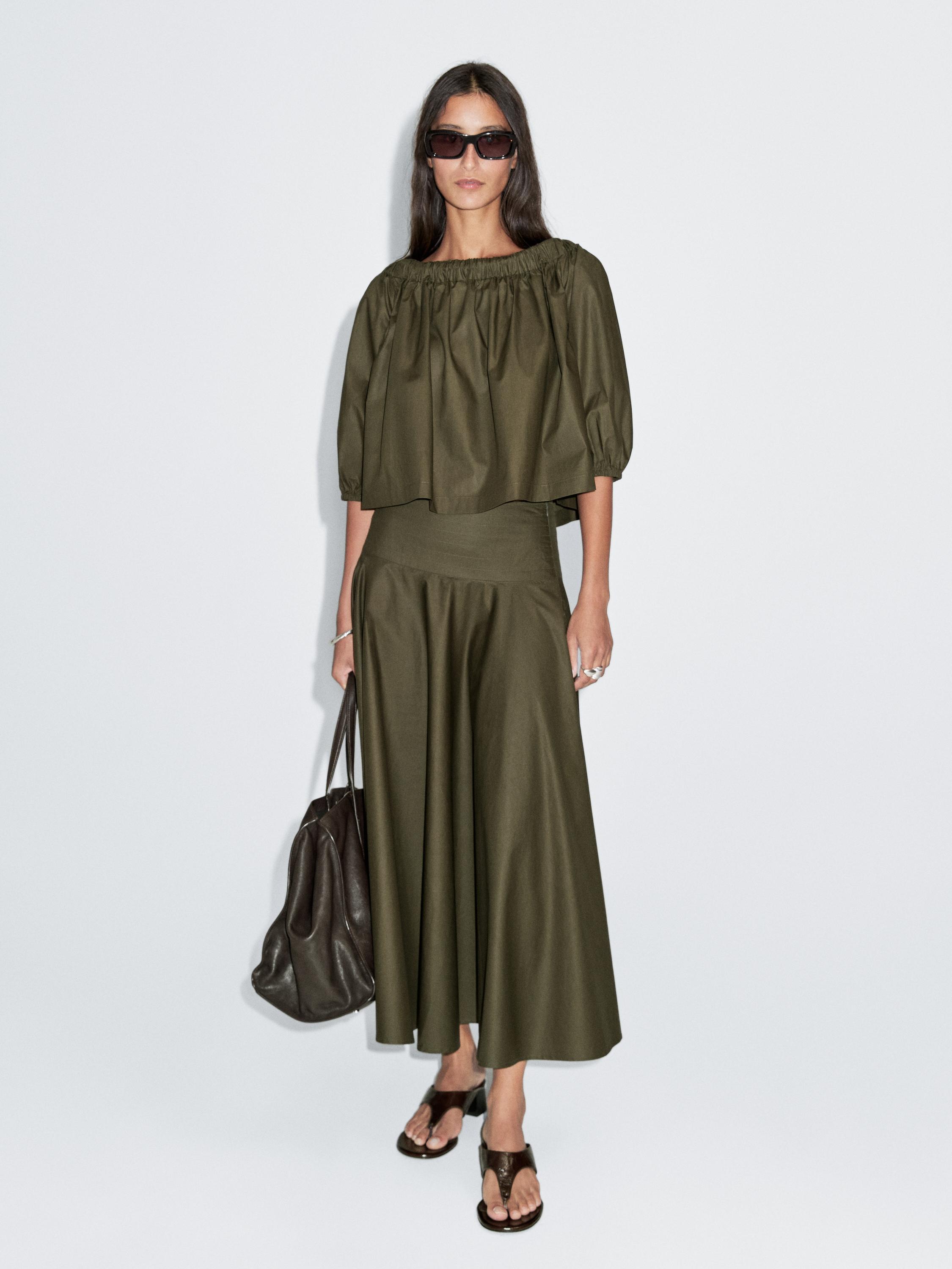 Voluminous boat neck top