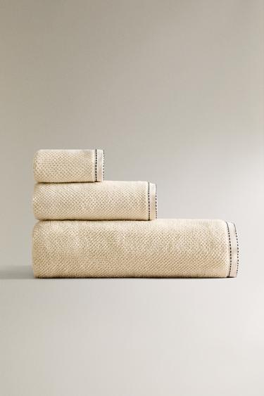 RĘCZNIK KĄPIELOWY WYKONANY ŚCIEGIEM RYŻOWYM - Piaskowy Zara