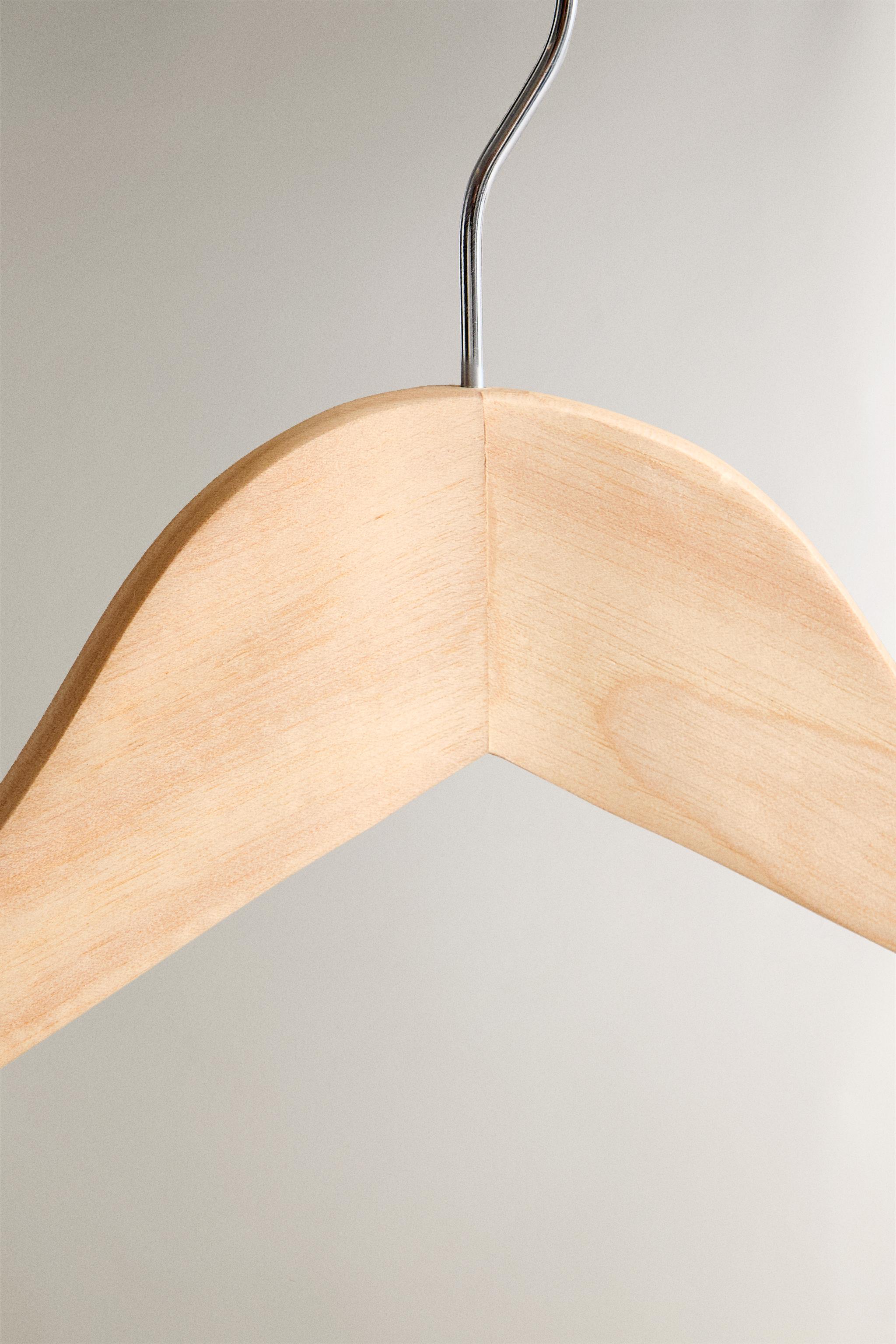 LACQUERED WOODEN HANGER (SET OF 3) — Light beige