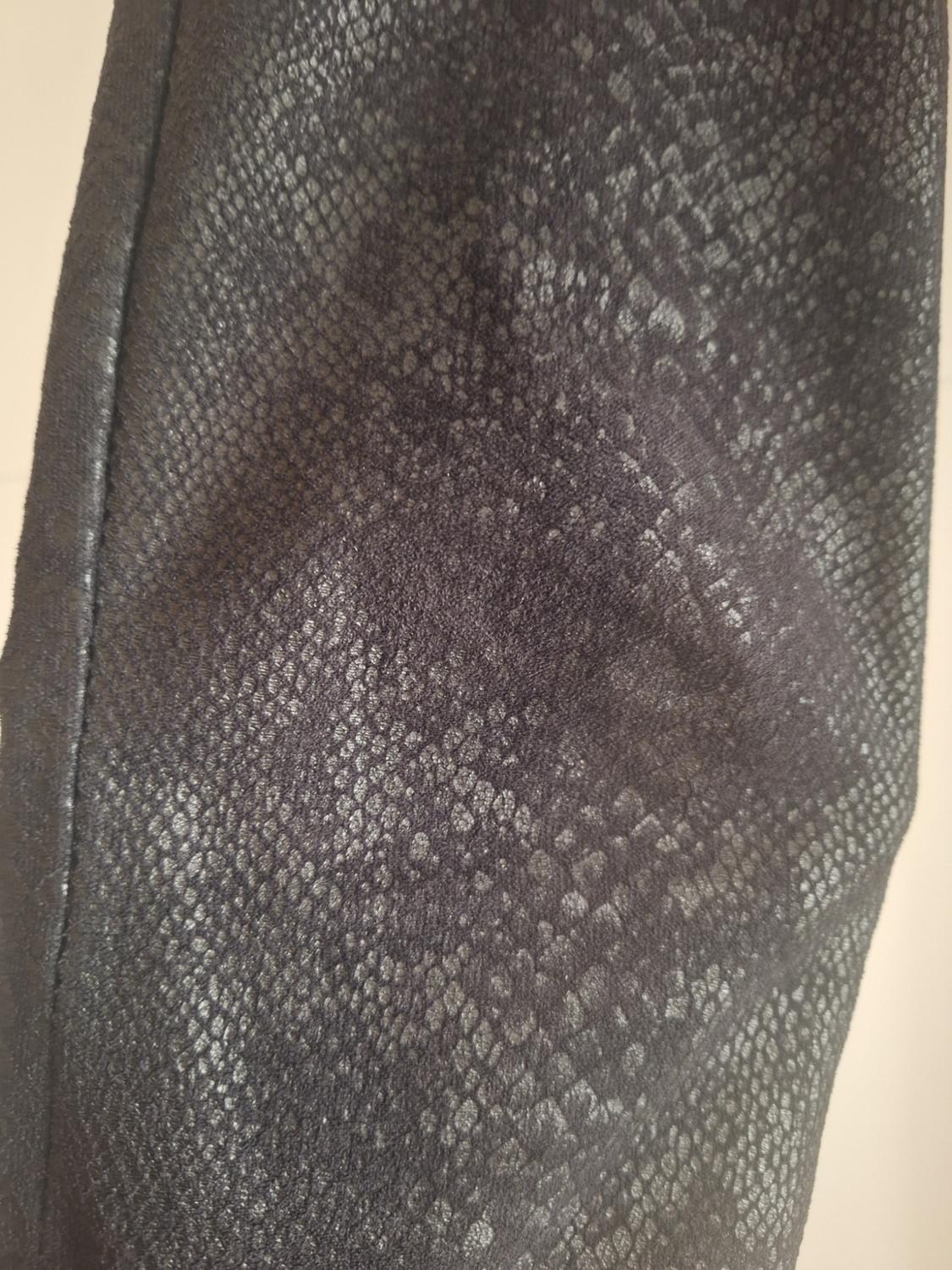 PANTALONES PITILLO NEGROS ESTAMPADO SERPIENTE - Image 6