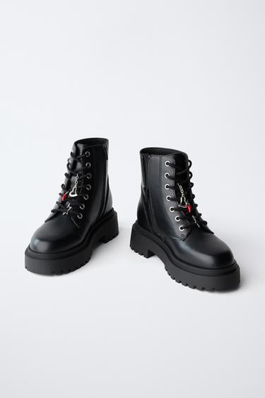 BOTTINES À LACETS ET CHARMS - Noir de Zara - Image 4