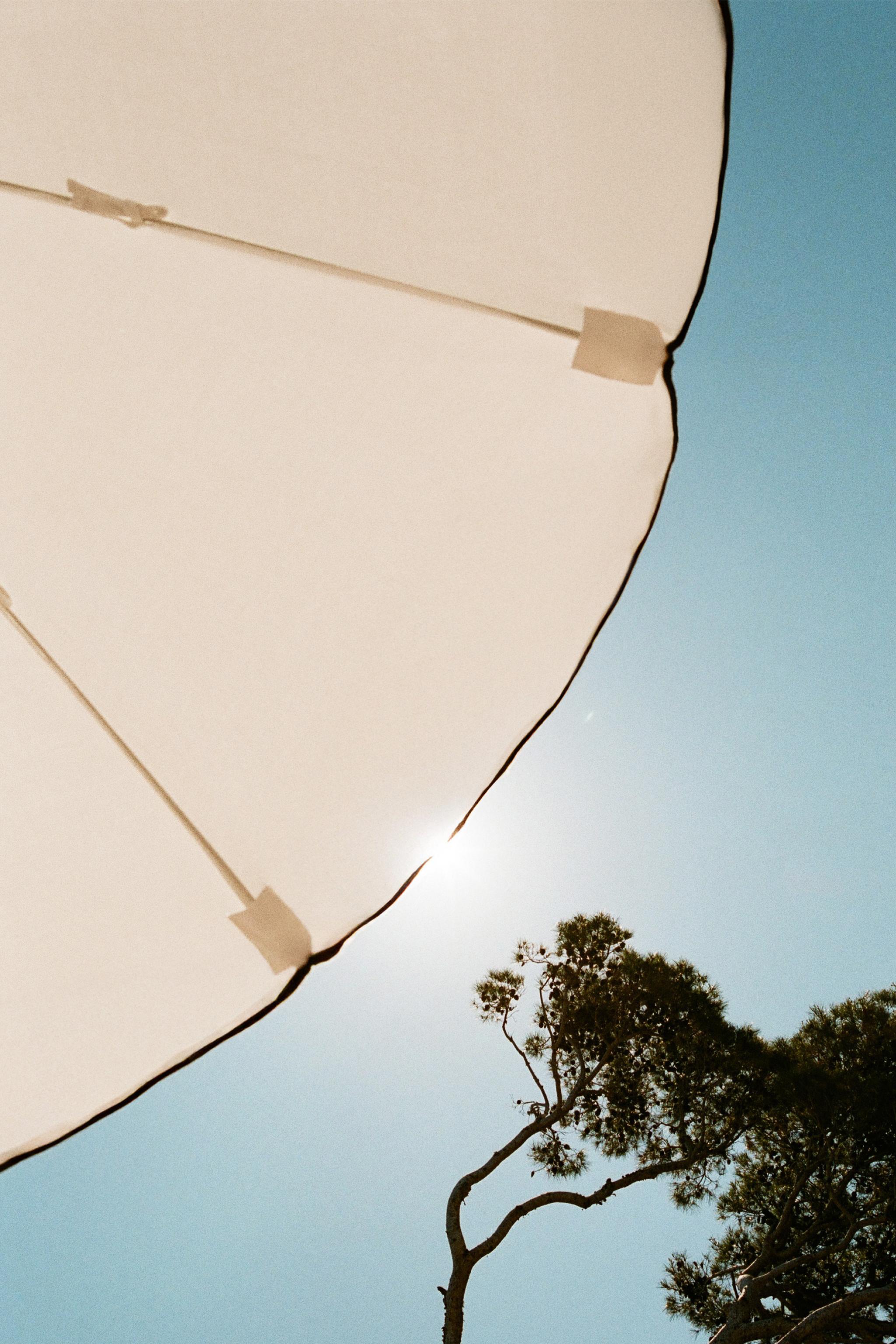 BEACH UMBRELLA WITH CONTRAST EDGE (ø 160CM) — Ecru