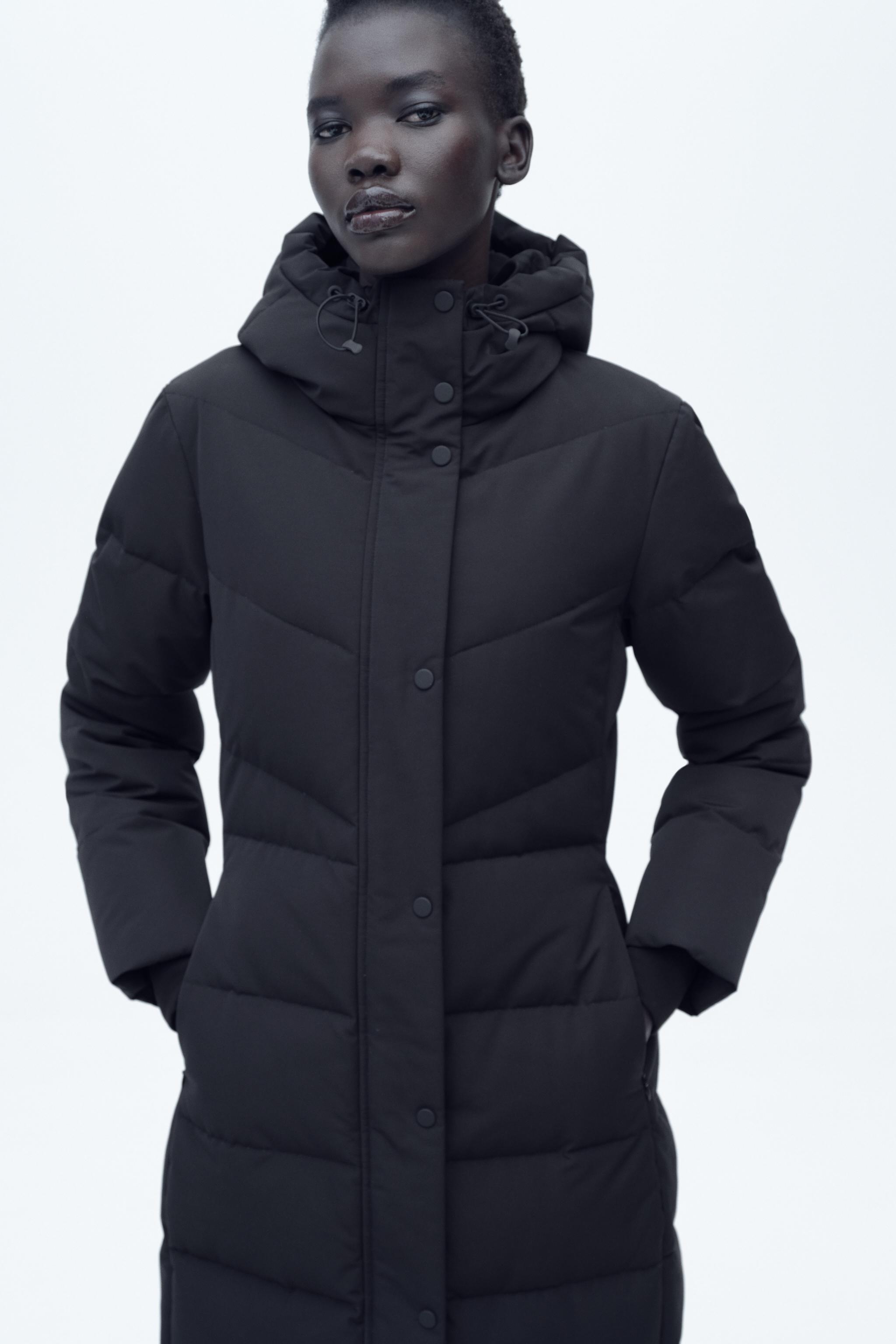 FITTED HOODED DOWN JACKET WITH WATER AND WIND PROTECTION